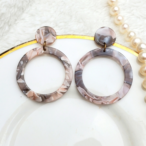 💫5/$25 Stunning Gray Marble Earrings - Picture 2 of 4